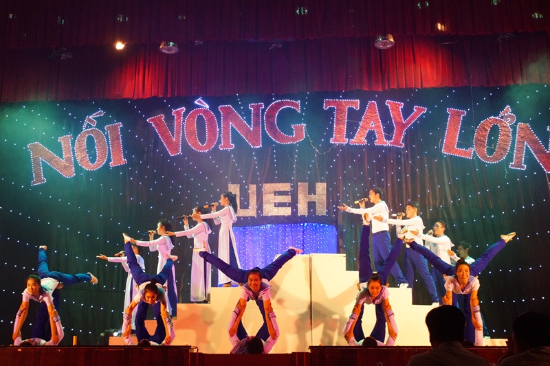 Nối vòng tay lớn