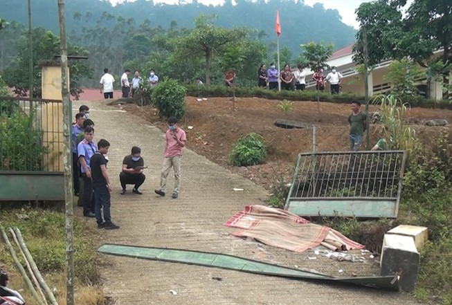 Cổng trường sập